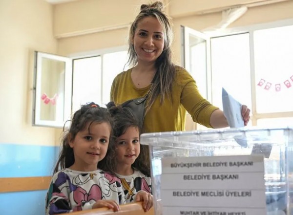 Türkiye sandık başına gitti: Yurdun dört bir yanından seçim manzaraları!